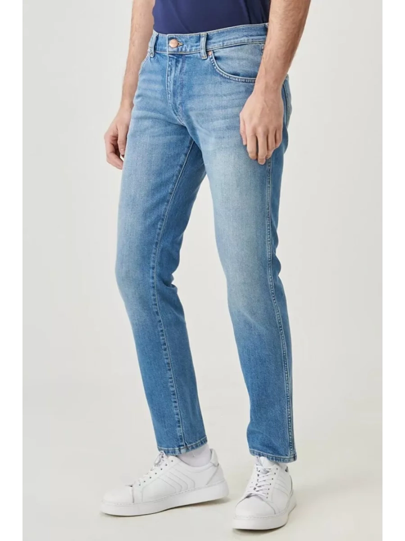 Джинсы Wrangler Larston Slim Tapered